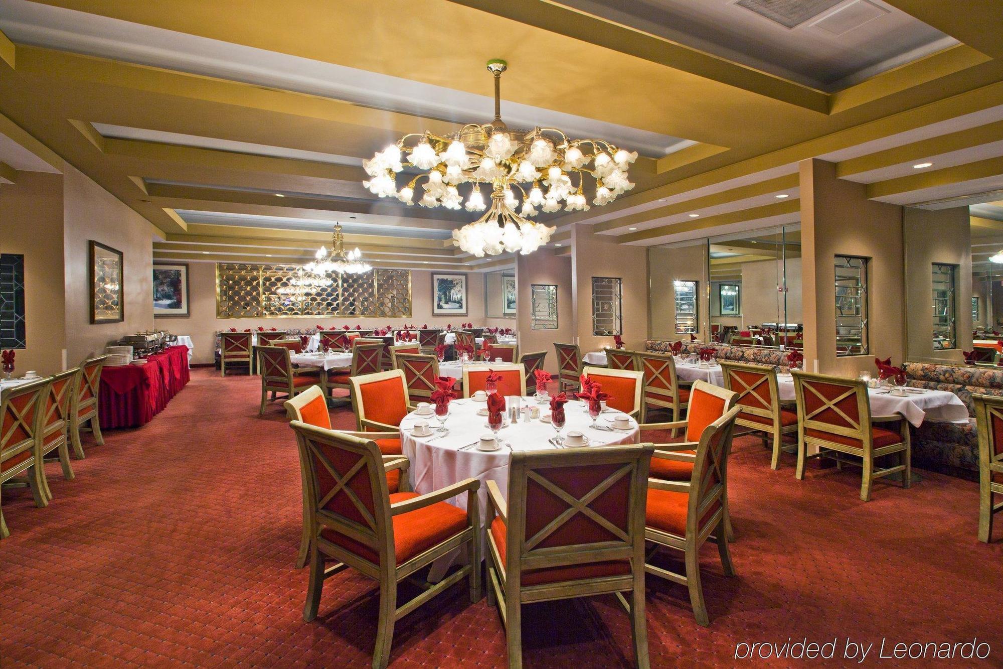 Crowne Plaza Pensacola Grand Hotel Restaurant photo