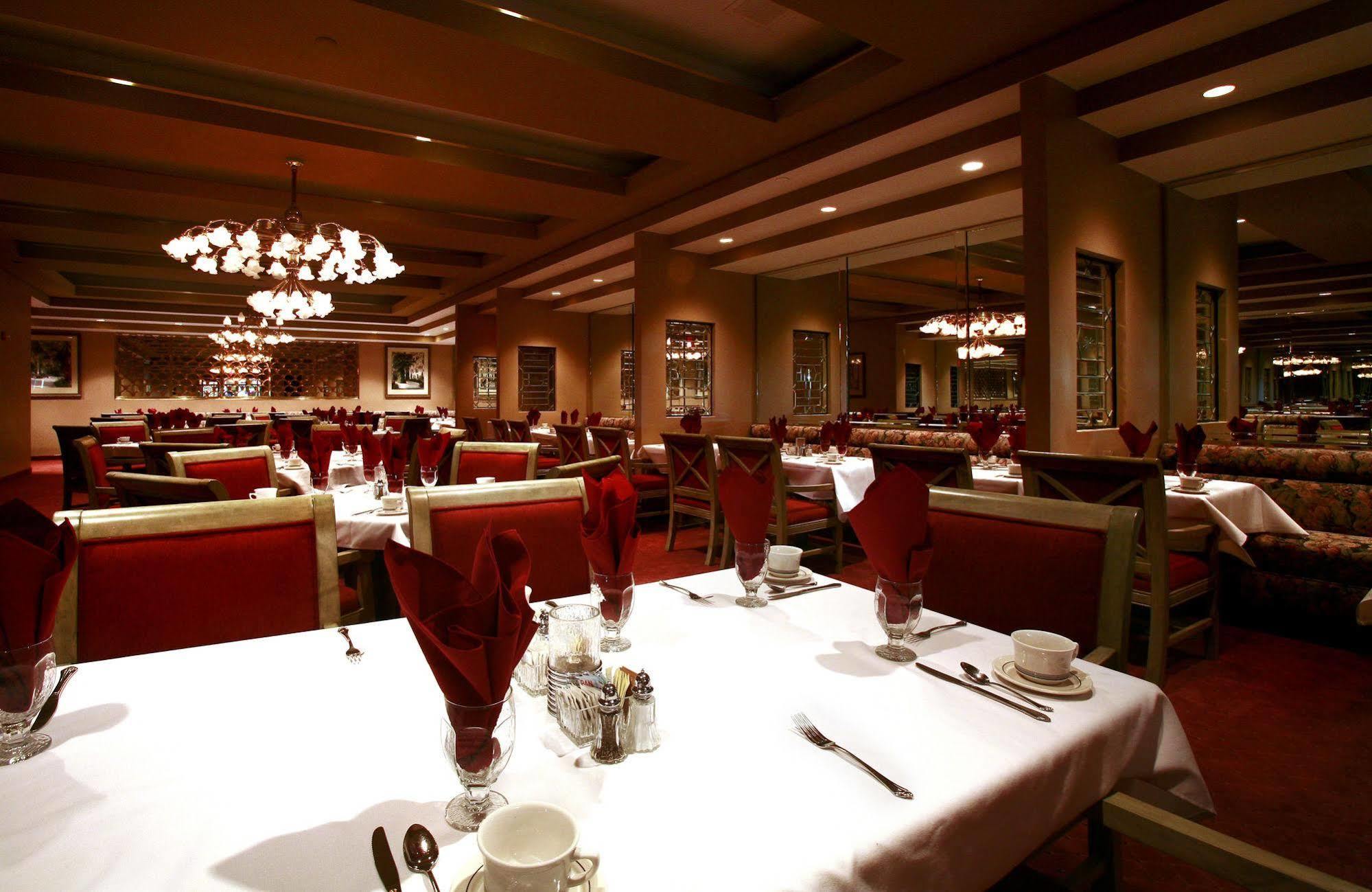 Crowne Plaza Pensacola Grand Hotel Restaurant photo